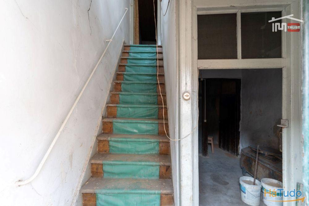 Moradia T2 com Projeto Aprovado em TOMAR já com telhado novo e isolamento térmico Moradia T2 com Projeto Aprovado em TOMAR já com telhado novo e isolamento térmico