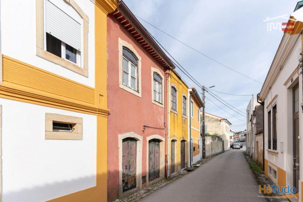 Moradia T2 com Projeto Aprovado em TOMAR já com telhado novo e isolamento térmico Moradia T2 com Projeto Aprovado em TOMAR já com telhado novo e isolamento térmico