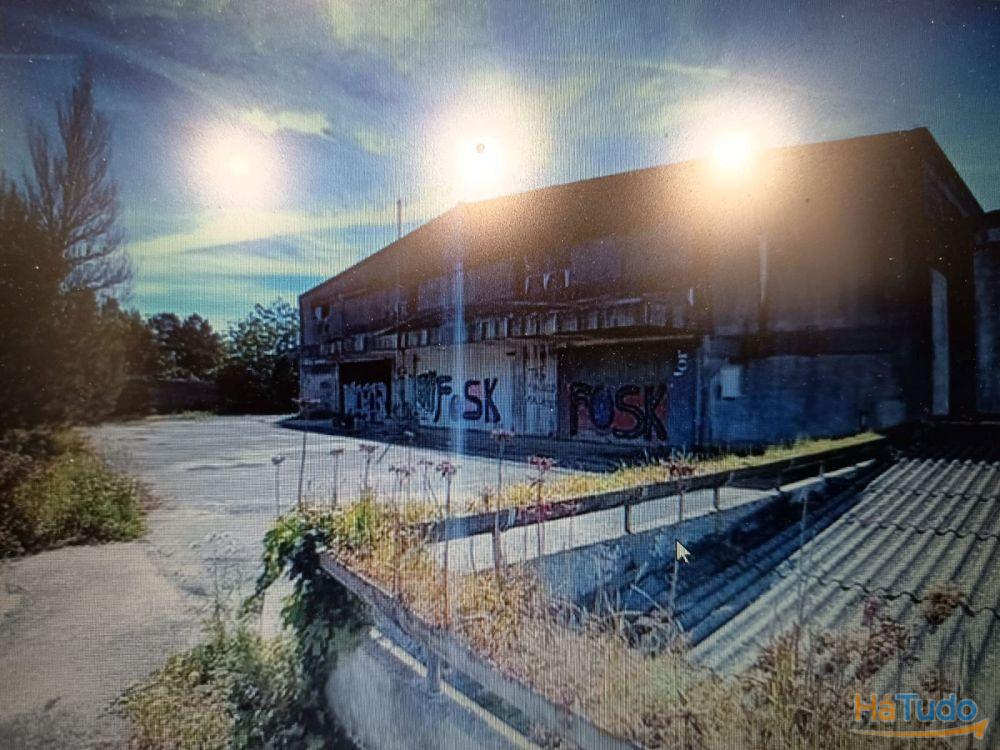 Armazém com 6.500 m², situado em Belas. Armazém com 6.500 m², situado em Belas.
