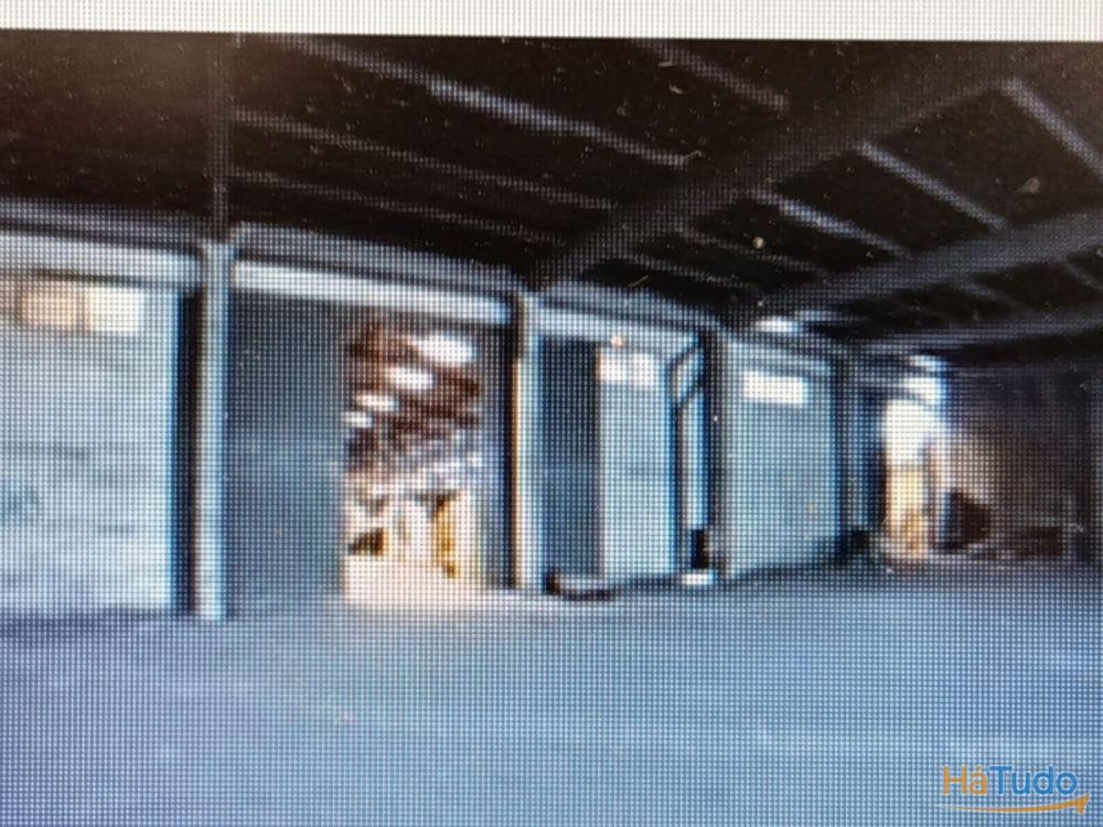 Armazém com 6.500 m², situado em Belas. Armazém com 6.500 m², situado em Belas.
