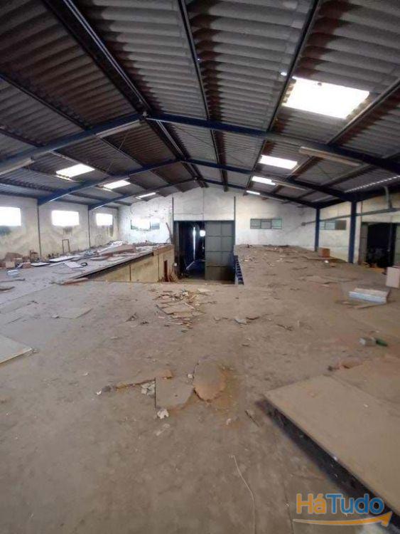 Armazém com 6.500 m², situado em Belas. Armazém com 6.500 m², situado em Belas.