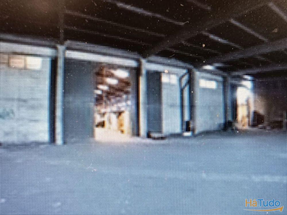 Armazém com 6.500 m², situado em Belas. Armazém com 6.500 m², situado em Belas.