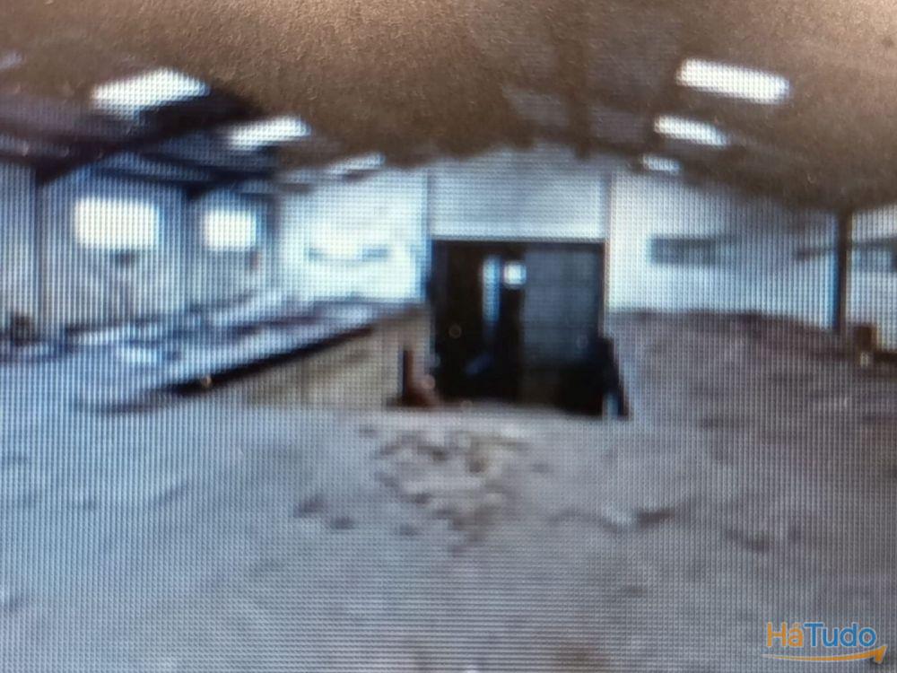 Armazém com 6.500 m², situado em Belas. Armazém com 6.500 m², situado em Belas.