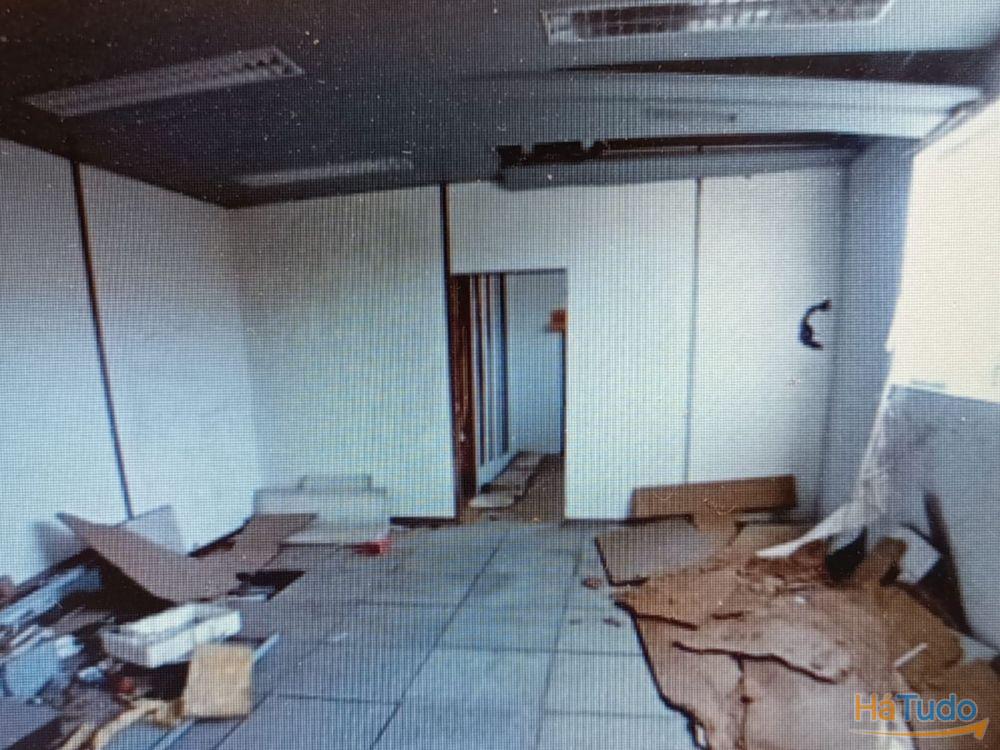 Armazém com 6.500 m², situado em Belas. Armazém com 6.500 m², situado em Belas.