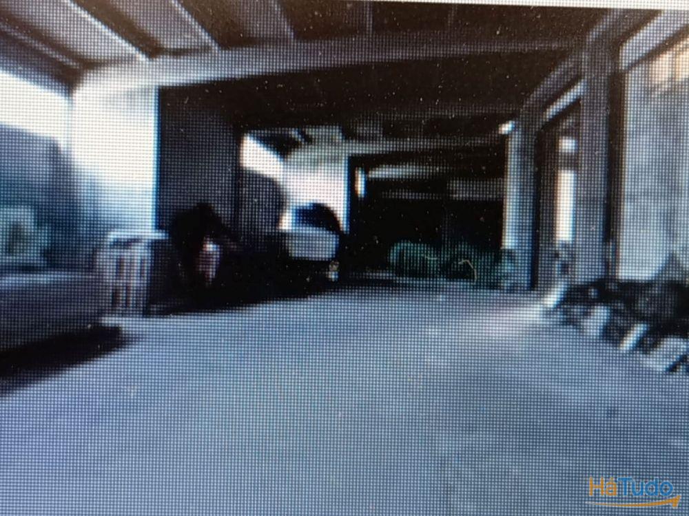 Armazém com 6.500 m², situado em Belas. Armazém com 6.500 m², situado em Belas.