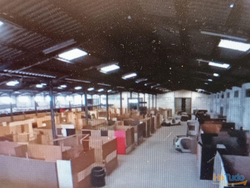 Armazém com 6.500 m², situado em Belas. Armazém com 6.500 m², situado em Belas.