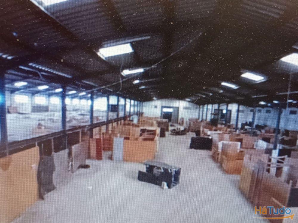 Armazém com 6.500 m², situado em Belas. Armazém com 6.500 m², situado em Belas.