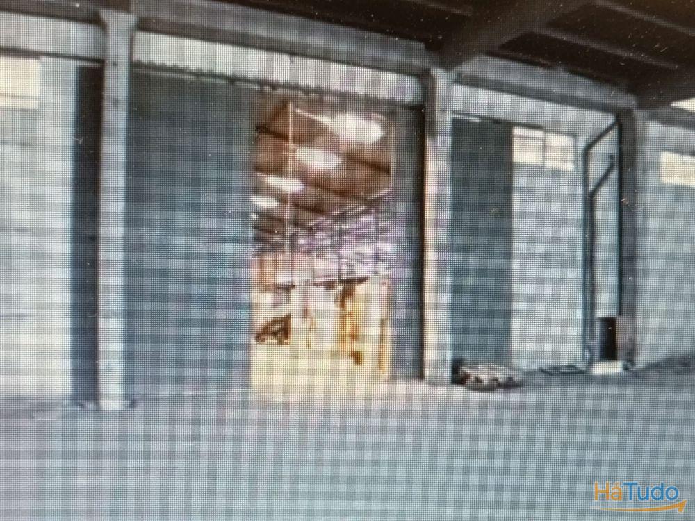 Armazém com 6.500 m², situado em Belas. Armazém com 6.500 m², situado em Belas.