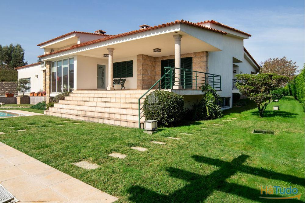 Moradia T6 Exclusiva com terreno de cerca 4.000 m² e Piscina Privada em Lousada Moradia T6 Exclusiva com terreno de cerca 4.000 m² e Piscina Privada em Lousada