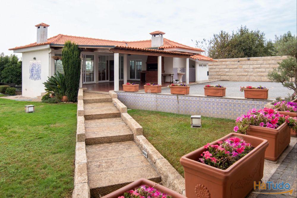 Moradia T6 Exclusiva com terreno de cerca 4.000 m² e Piscina Privada em Lousada Moradia T6 Exclusiva com terreno de cerca 4.000 m² e Piscina Privada em Lousada