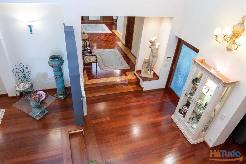 Moradia T6 Exclusiva com terreno de cerca 4.000 m² e Piscina Privada em Lousada Moradia T6 Exclusiva com terreno de cerca 4.000 m² e Piscina Privada em Lousada