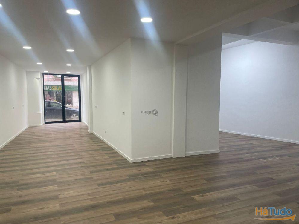 Espaço Comercial Renovado com 2 Montras | Morais Soares Espaço Comercial Renovado com 2 Montras | Morais Soares