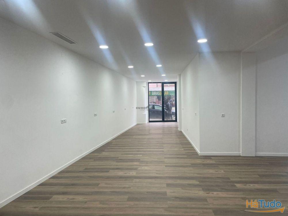 Espaço Comercial Renovado com 2 Montras | Morais Soares Espaço Comercial Renovado com 2 Montras | Morais Soares
