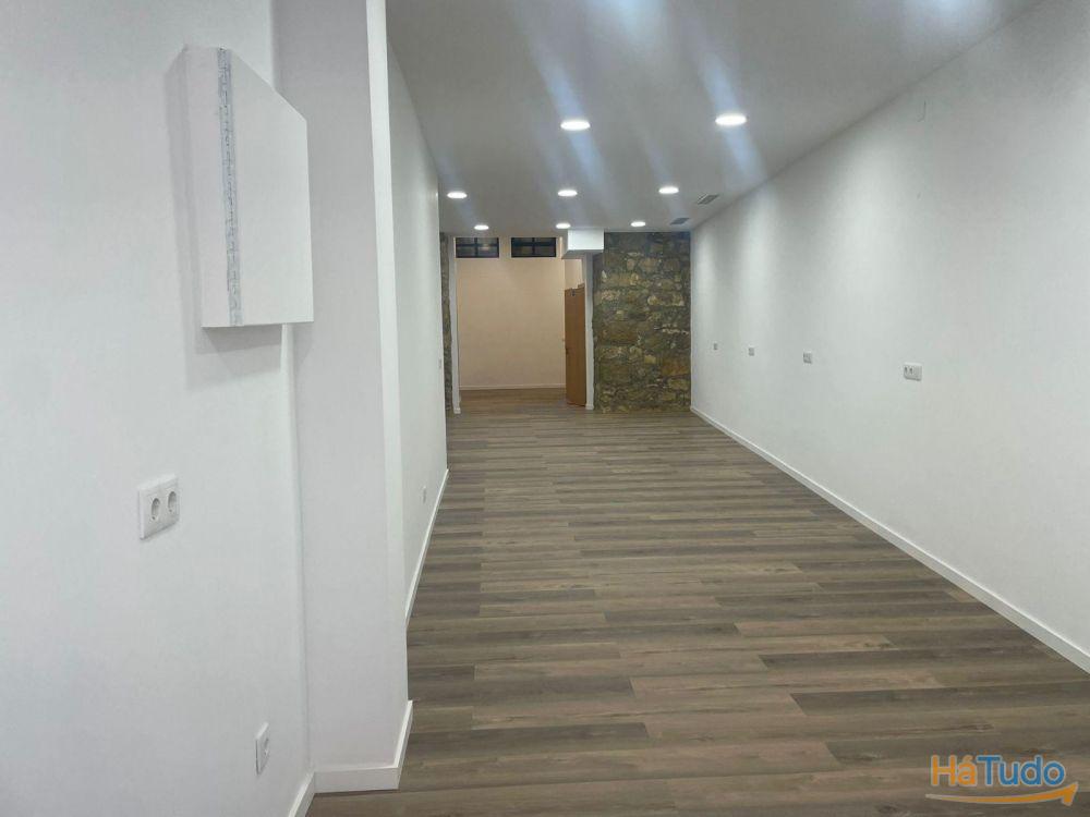 Espaço Comercial Renovado com 2 Montras | Morais Soares Espaço Comercial Renovado com 2 Montras | Morais Soares