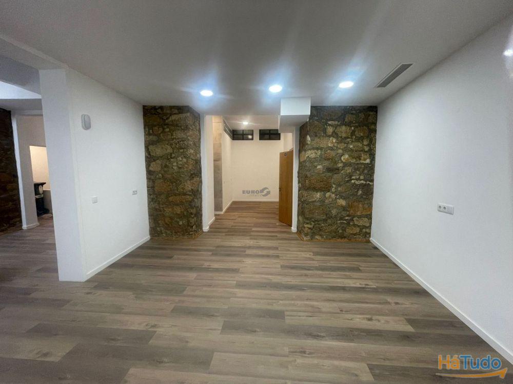 Espaço Comercial Renovado com 2 Montras | Morais Soares Espaço Comercial Renovado com 2 Montras | Morais Soares