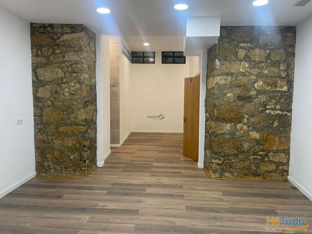 Espaço Comercial Renovado com 2 Montras | Morais Soares Espaço Comercial Renovado com 2 Montras | Morais Soares