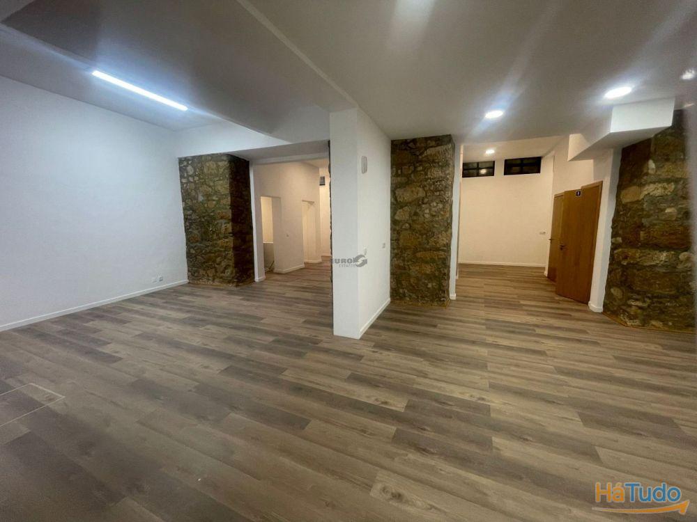 Espaço Comercial Renovado com 2 Montras | Morais Soares Espaço Comercial Renovado com 2 Montras | Morais Soares