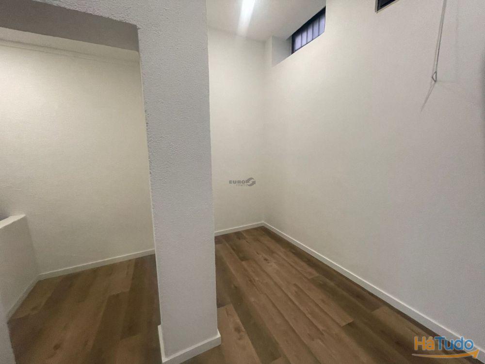 Espaço Comercial Renovado com 2 Montras | Morais Soares Espaço Comercial Renovado com 2 Montras | Morais Soares