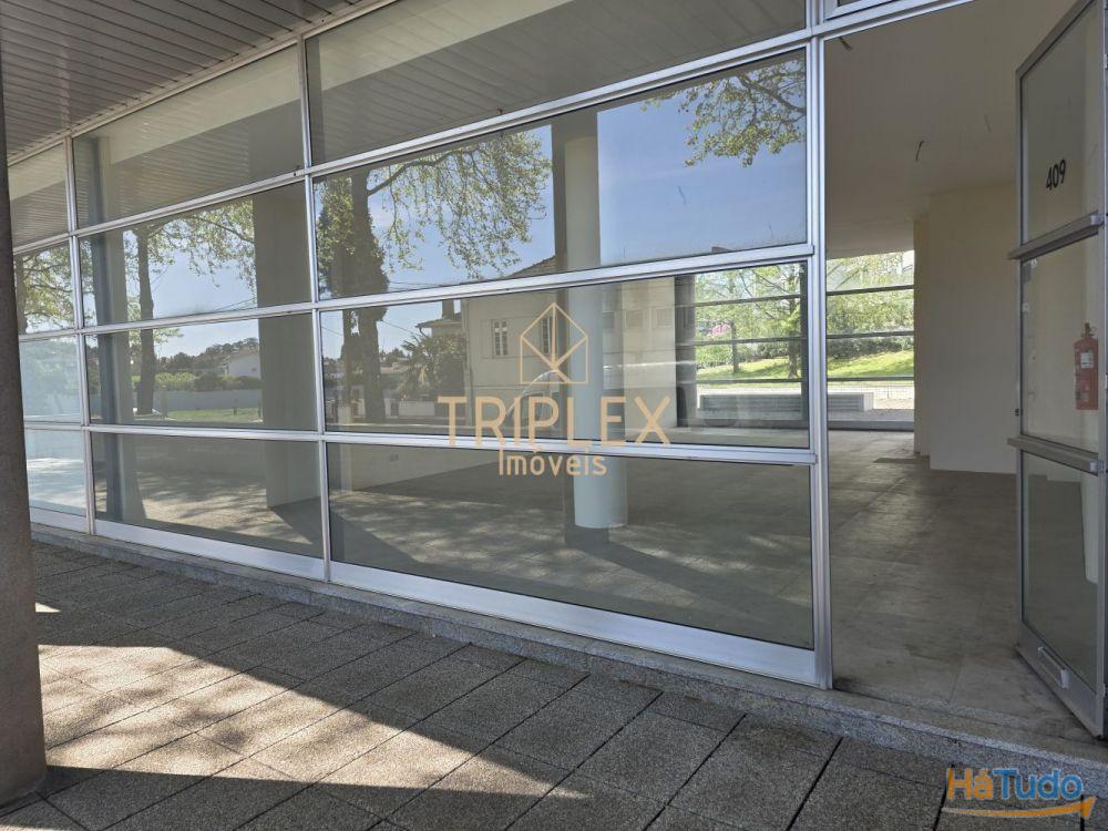 Estabelecimento comercial à Estabelecimento comercial à