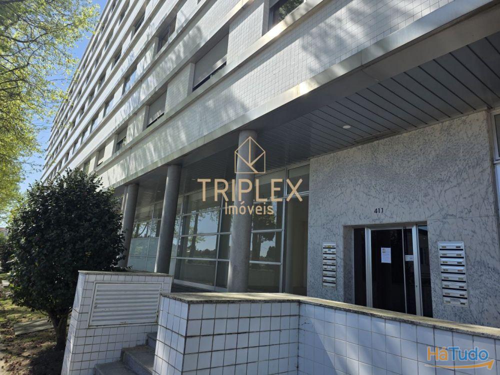 Estabelecimento comercial à Estabelecimento comercial à