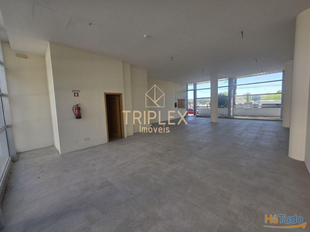 Estabelecimento comercial à Estabelecimento comercial à