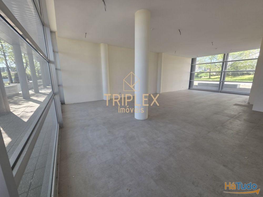 Estabelecimento comercial à Estabelecimento comercial à