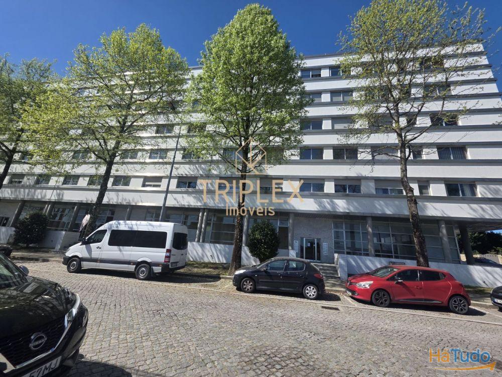 Estabelecimento comercial à Estabelecimento comercial à