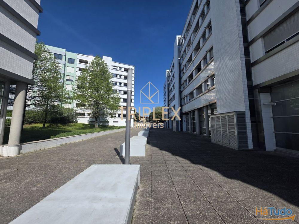 Estabelecimento comercial à Estabelecimento comercial à