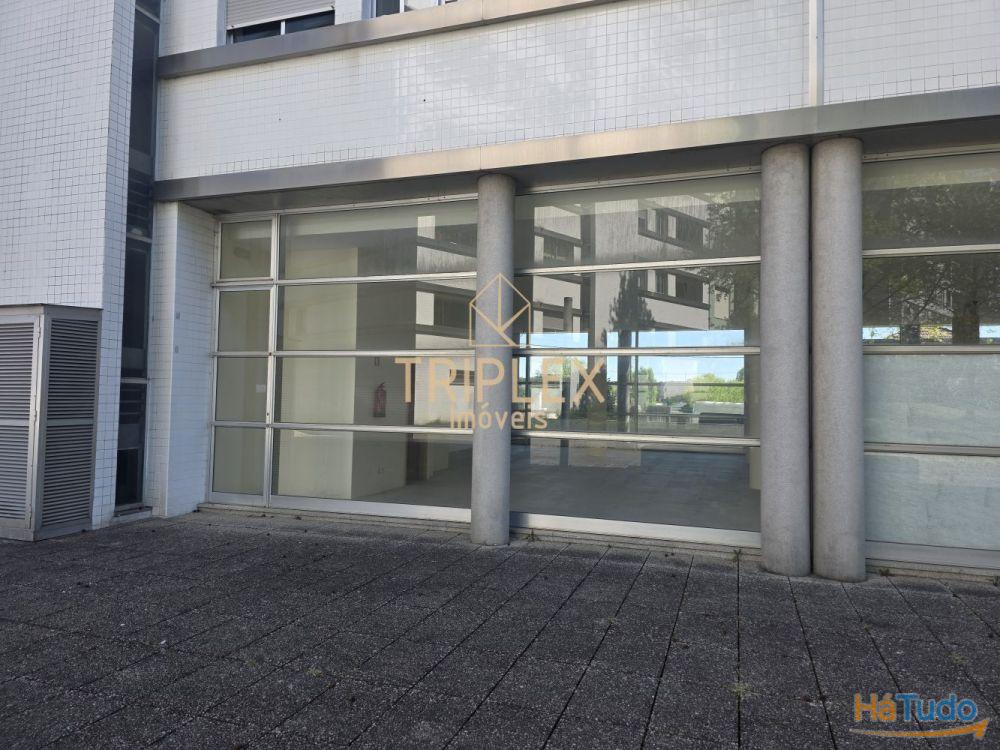 Estabelecimento comercial à Estabelecimento comercial à