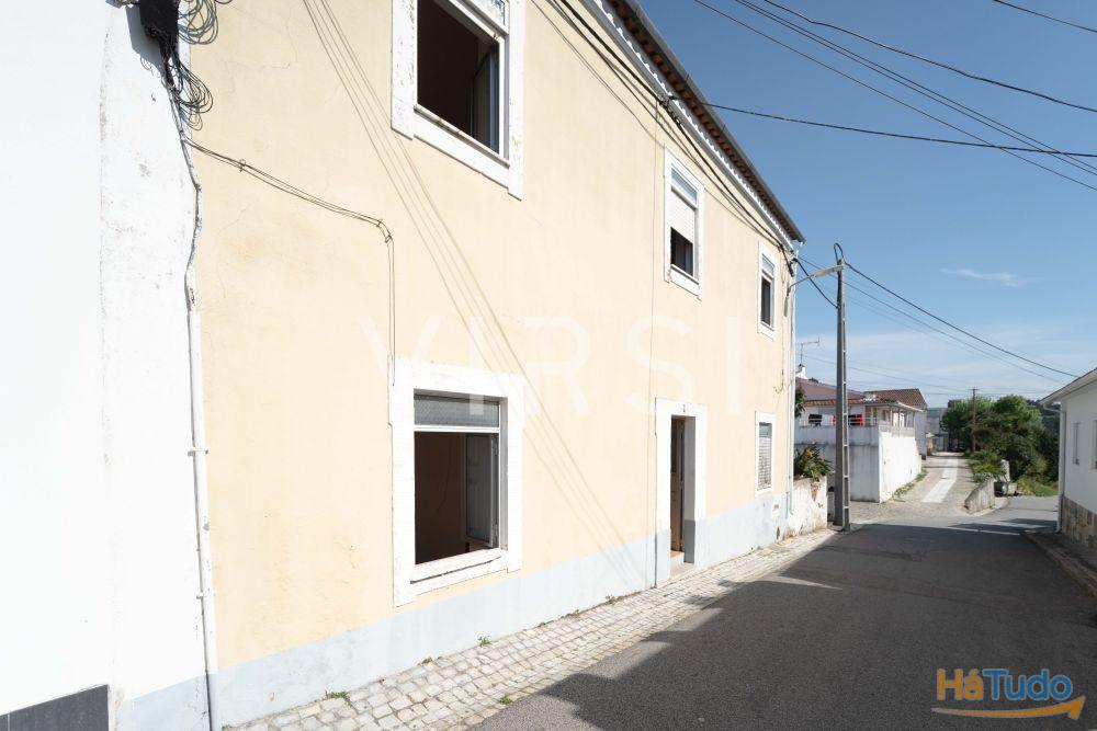 Moradia para remodelar a 3 min do ISCAC Moradia para remodelar a 3 min do ISCAC