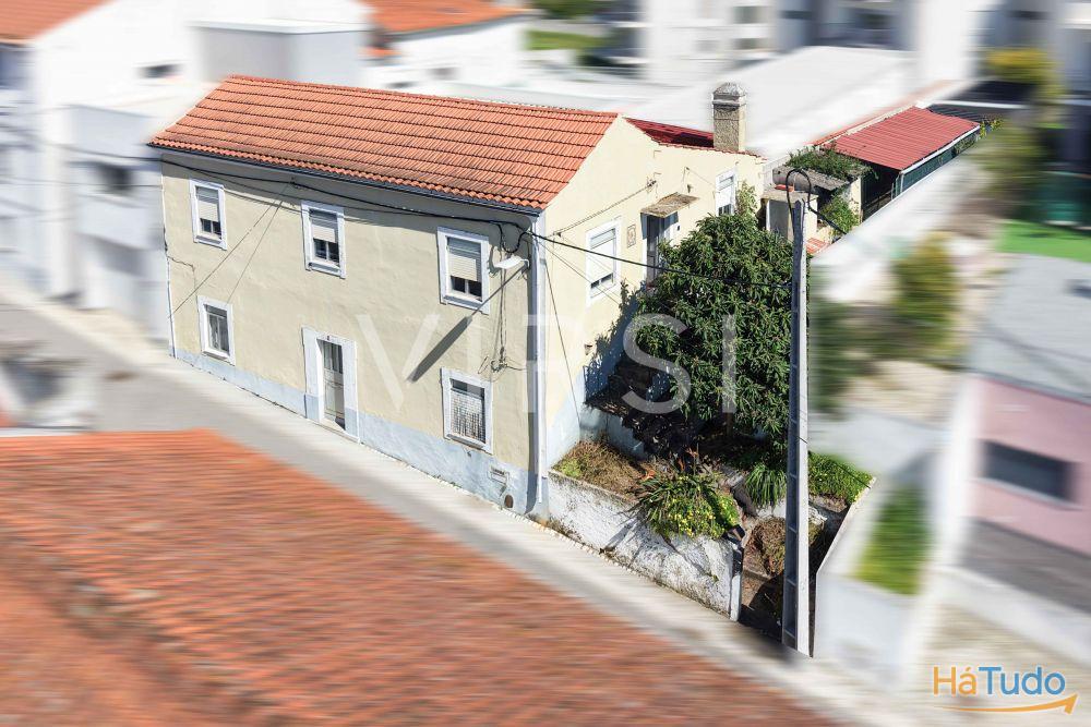 Moradia para remodelar a 3 min do ISCAC Moradia para remodelar a 3 min do ISCAC