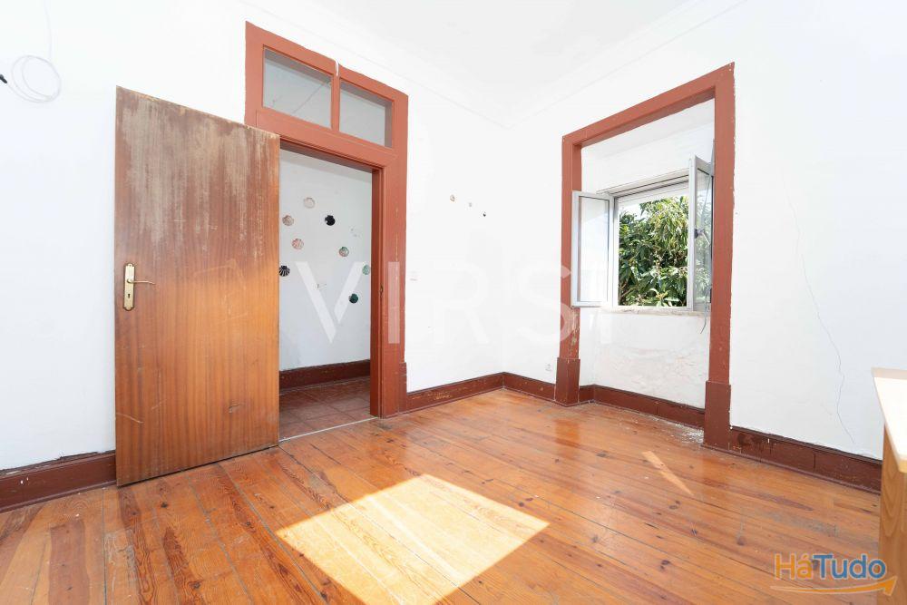 Moradia para remodelar a 3 min do ISCAC Moradia para remodelar a 3 min do ISCAC