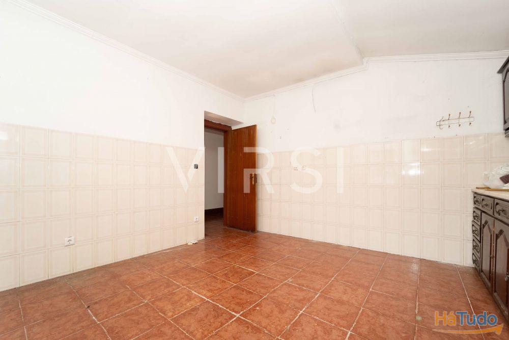 Moradia para remodelar a 3 min do ISCAC Moradia para remodelar a 3 min do ISCAC