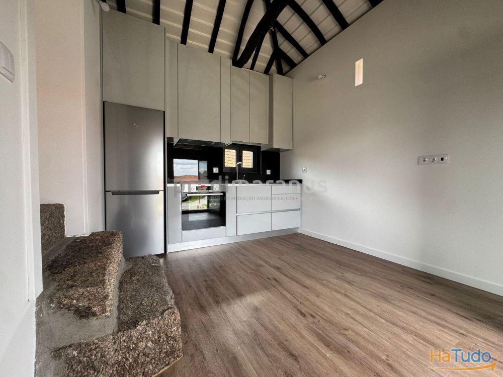 Moradia em Pedra T2, totalmente renovada. Cozinha equipada, pré-instalação de A/C. Ruína com 20m2 incluída. Moradia em Pedra T2, totalmente renovada. Cozinha equipada, pré-instalação de A/C. Ruína com 20m2 incluída.