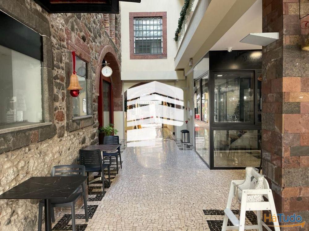 Loja ou escritório para venda, perto R. Fernão Ornelas e novo Pelourinho (Zona Velha Cidade) Loja ou escritório para venda, perto R. Fernão Ornelas e novo Pelourinho (Zona Velha Cidade)