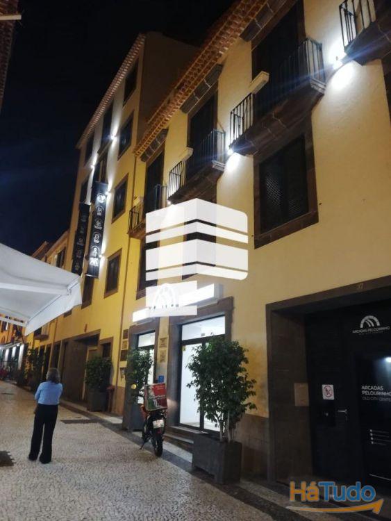 Loja ou escritório para venda, perto R. Fernão Ornelas e novo Pelourinho (Zona Velha Cidade) Loja ou escritório para venda, perto R. Fernão Ornelas e novo Pelourinho (Zona Velha Cidade)