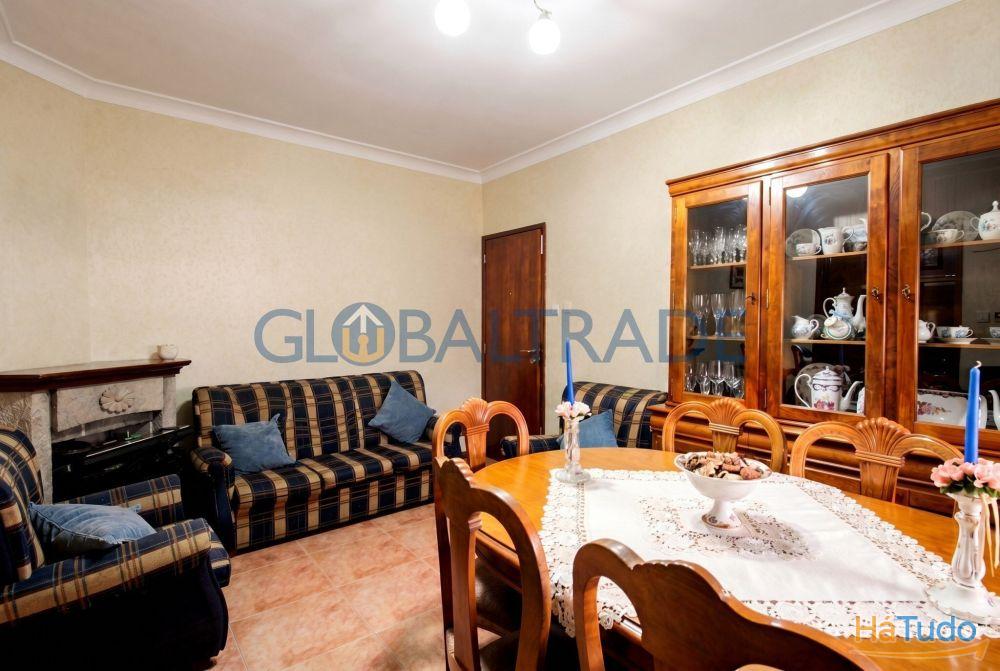 Moradia T2 com Terreno de 537m² e Potencial de Duas Habitações ? Maia Moradia T2 com Terreno de 537m² e Potencial de Duas Habitações ? Maia