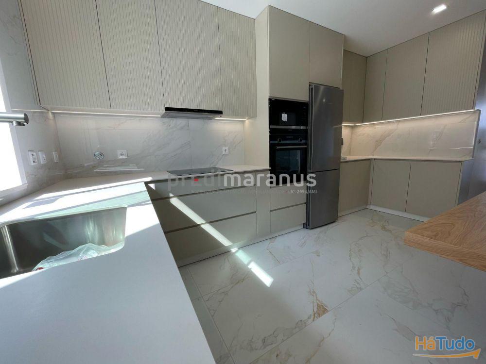 Moradia T3, 5 WC (3 suites), em zona nobre da cidade, com vistas espetaculares sobre o rio e cidade de Amarante Moradia T3, 5 WC (3 suites), em zona nobre da cidade, com vistas espetaculares sobre o rio e cidade de Amarante