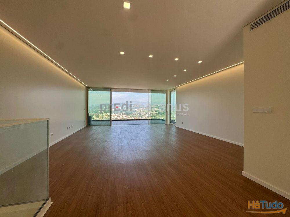 Moradia T3, 5 WC (3 suites), em zona nobre da cidade, com vistas espetaculares sobre o rio e cidade de Amarante Moradia T3, 5 WC (3 suites), em zona nobre da cidade, com vistas espetaculares sobre o rio e cidade de Amarante