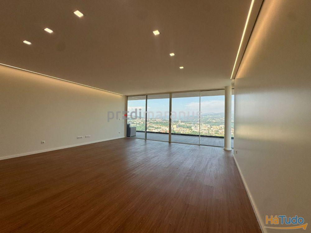 Moradia T3, 5 WC (3 suites), em zona nobre da cidade, com vistas espetaculares sobre o rio e cidade de Amarante Moradia T3, 5 WC (3 suites), em zona nobre da cidade, com vistas espetaculares sobre o rio e cidade de Amarante