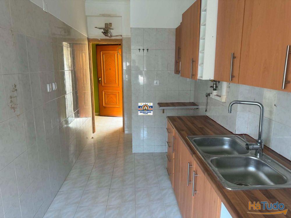 Apartamento T3, transformado em T4 Duplex (Sótão) Apartamento T3, transformado em T4 Duplex (Sótão)