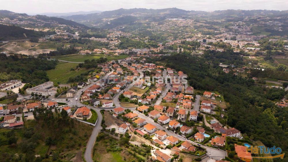 Lote de terreno para moradia individual, com 820m2. Em zona nobre da cidade. Excelentes acessos e vistas sobre a cidade Lote de terreno para moradia individual, com 820m2. Em zona nobre da cidade. Excelentes acessos e vistas sobre a cidade