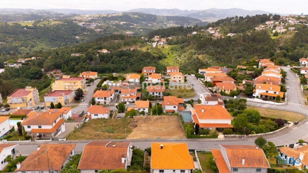 Lote de terreno para moradia individual, com 820m2. Em zona nobre da cidade. Excelentes acessos e vistas sobre a cidade Lote de terreno para moradia individual, com 820m2. Em zona nobre da cidade. Excelentes acessos e vistas sobre a cidade