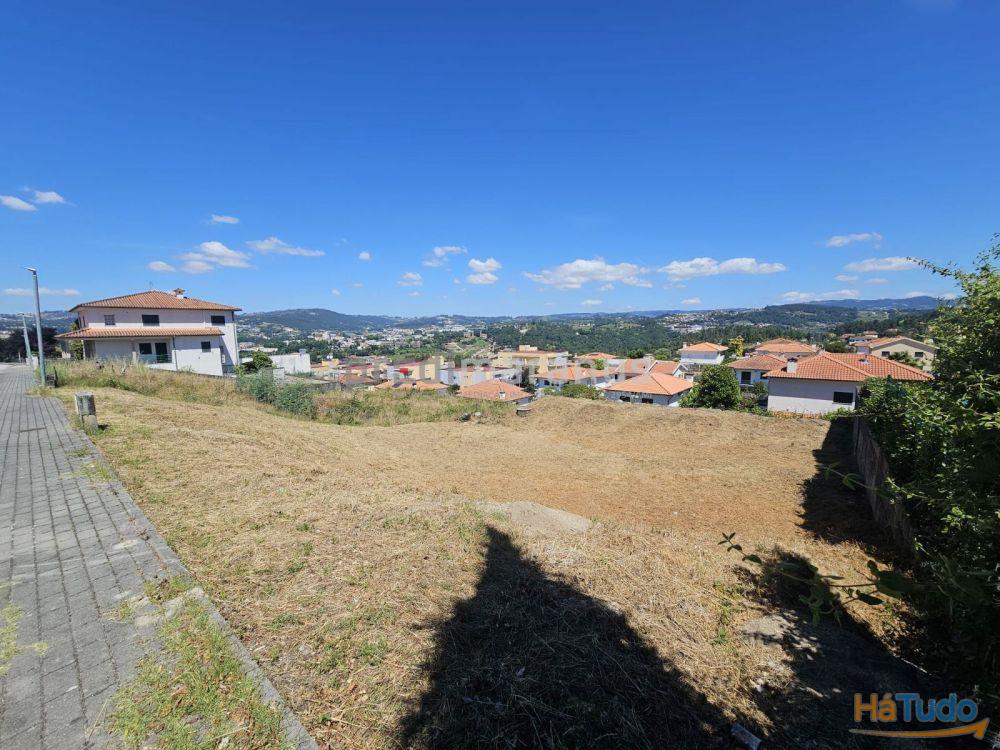 Lote de terreno para moradia individual, com 820m2. Em zona nobre da cidade. Excelentes acessos e vistas sobre a cidade Lote de terreno para moradia individual, com 820m2. Em zona nobre da cidade. Excelentes acessos e vistas sobre a cidade