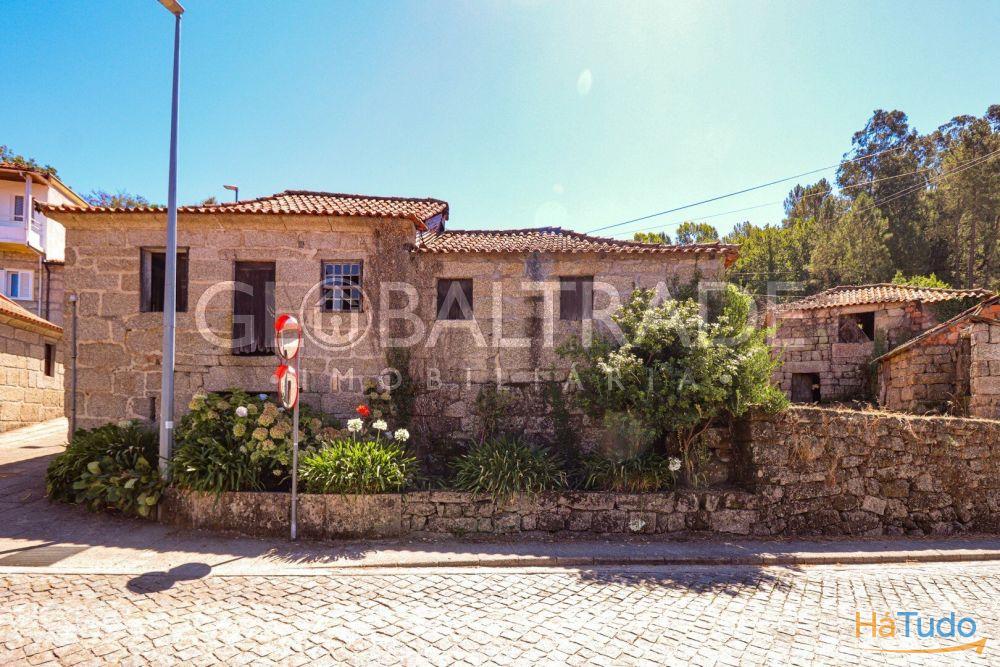 Conjunto Habitacional de 5 Moradias para Recuperar em Aboadela Conjunto Habitacional de 5 Moradias para Recuperar em Aboadela