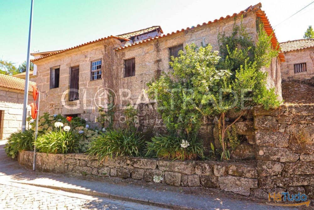 Conjunto Habitacional de 5 Moradias para Recuperar em Aboadela Conjunto Habitacional de 5 Moradias para Recuperar em Aboadela