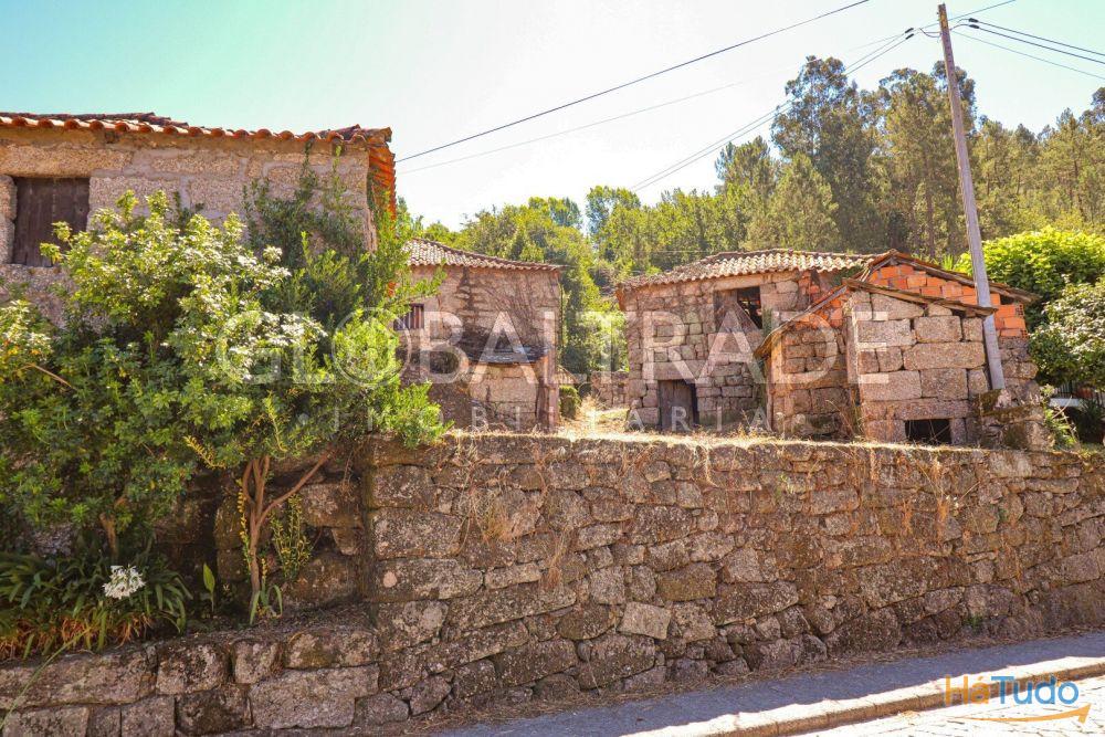 Conjunto Habitacional de 5 Moradias para Recuperar em Aboadela Conjunto Habitacional de 5 Moradias para Recuperar em Aboadela
