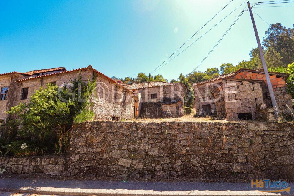Conjunto Habitacional de 5 Moradias para Recuperar em Aboadela Conjunto Habitacional de 5 Moradias para Recuperar em Aboadela
