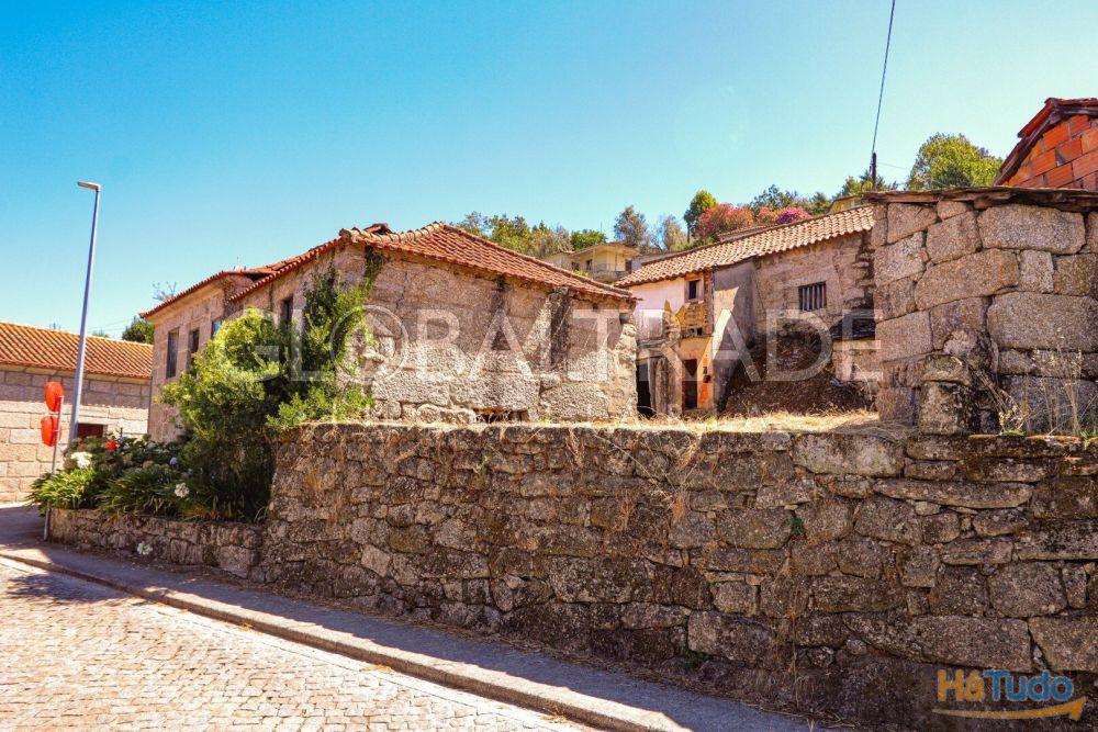 Conjunto Habitacional de 5 Moradias para Recuperar em Aboadela Conjunto Habitacional de 5 Moradias para Recuperar em Aboadela