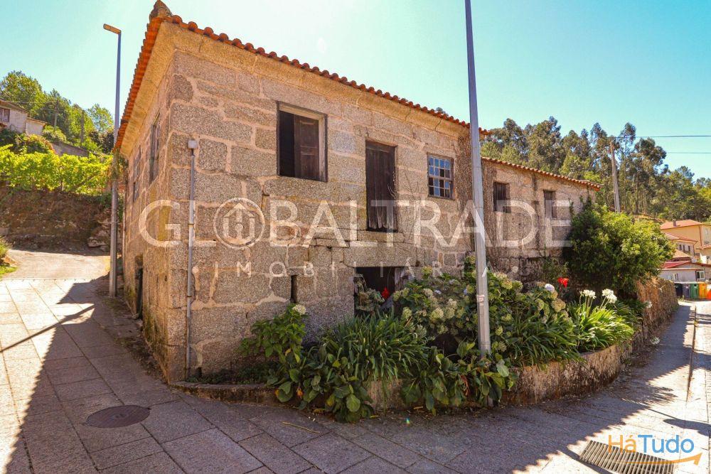 Conjunto Habitacional de 5 Moradias para Recuperar em Aboadela Conjunto Habitacional de 5 Moradias para Recuperar em Aboadela